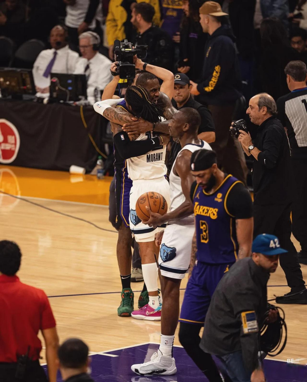 开云体育官网-灰熊横扫国王，詹姆斯状态火热  第1张